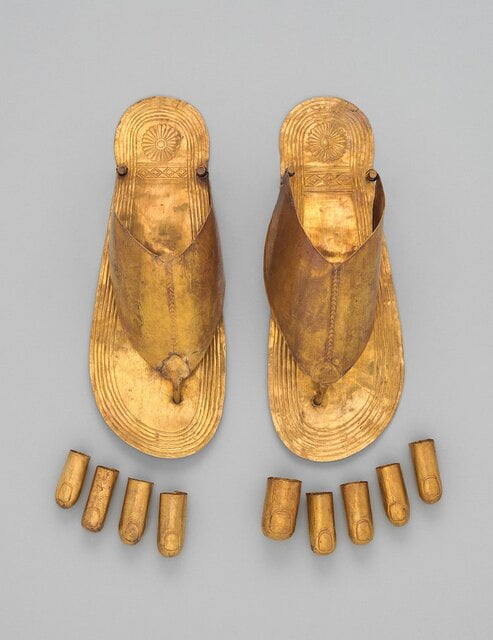 مصریان روی قبرهای خود کفش های طلایی داشتند
