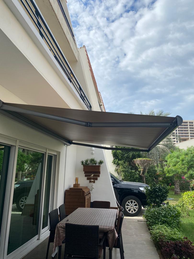 Is the full box canopy suitable for areas with air pollution problems?
